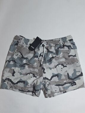 NWT Men’s Oakley Camo RC 16" Volley Shorts in the "B1B Camo Grey" 